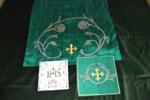 Burse and veil set . All silk. Green.